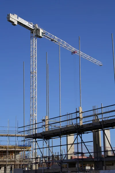 Construction crane and scaffold — Stock Photo, Image