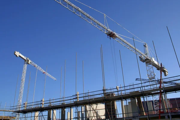 Cranes and scaffolding — Stock Photo, Image