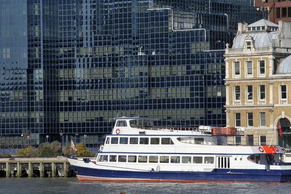 Barco de passageiros de luxo e edifício moderno — Fotografia de Stock