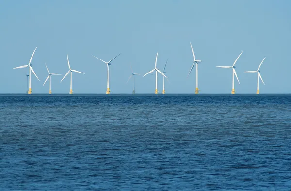 Větrné farmy v moři — Stock fotografie