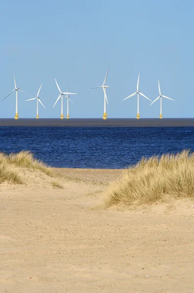 Farm wiatrowych w morzu i plaży — Zdjęcie stockowe