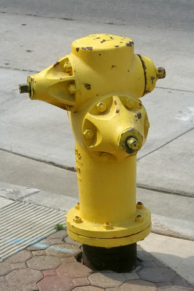 Żółty hydrant przeciwpożarowy — Zdjęcie stockowe