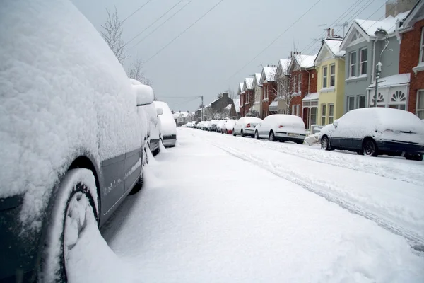 Parked cars on snowy street — Stock Photo, Image