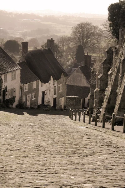 Cottage panoramici e corsia nella città inglese (effetto seppia ) — Foto Stock