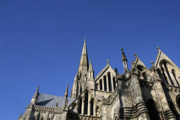 Salisburyn katedraali ja taivas — kuvapankkivalokuva