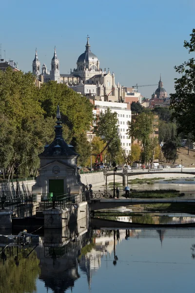 Kraliyet Sarayı ve nehir Madrid — Stok fotoğraf
