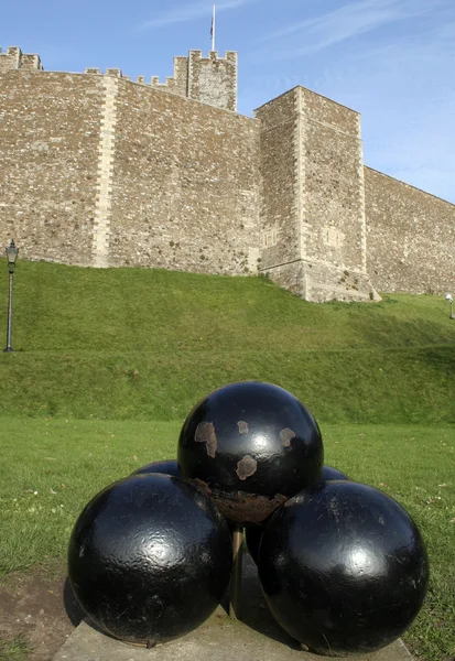 Cannonballs and castle — Stock Photo, Image