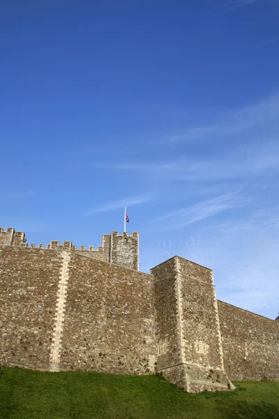 Slottets väggar och sky — Stockfoto
