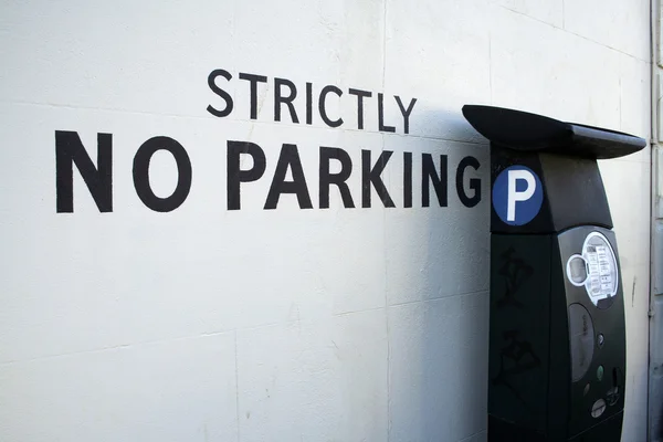 Zdecydowanie nie parking... może — Zdjęcie stockowe