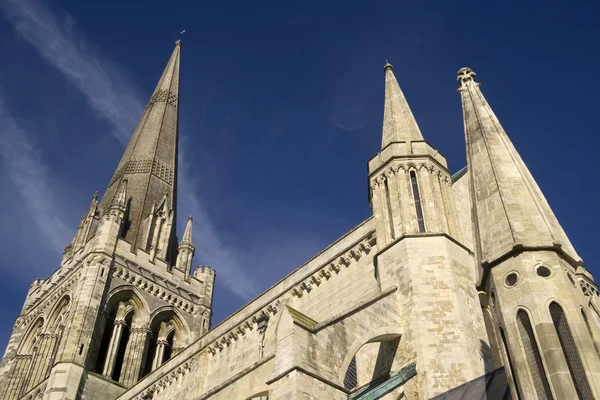Chichester domkyrkan mot djupa blå himmel — Stockfoto