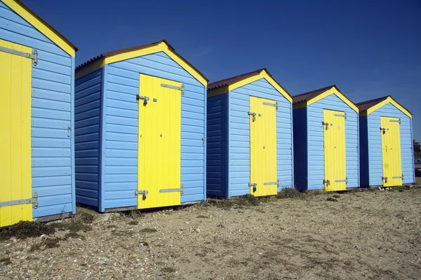 Cabañas de playa azules y amarillas —  Fotos de Stock