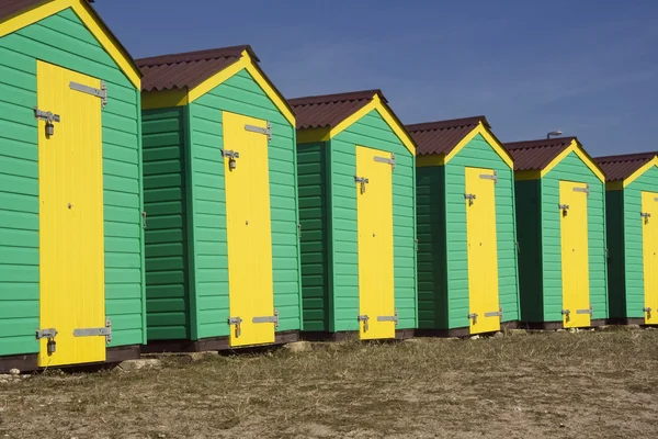 Cabanas de praia verdes e amarelas — Fotografia de Stock