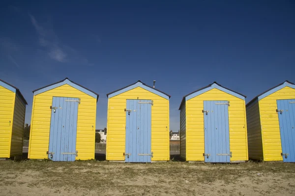 Modré a žluté plážové chatky — Stock fotografie