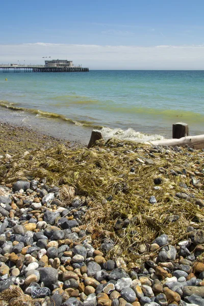 鹅卵石 绿松石海 背景在英国海滨码头 — 图库照片