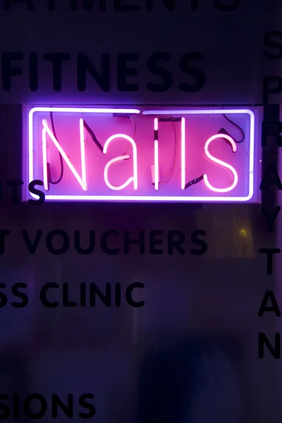 Neon Işıklarıyla High Street Tırnak Salonu — Stok fotoğraf