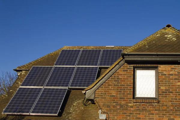 Solární panely na domovské — Stock fotografie