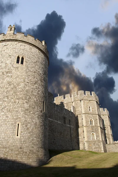Windsorský hrad pod náladový sky — Stock fotografie