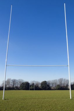 Yerel saha rugby goalposts arkasında bir ucundan