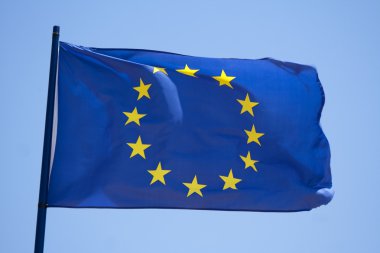 güçlü Rüzgar içinde çırpınan Avrupa Birliği bayrağı