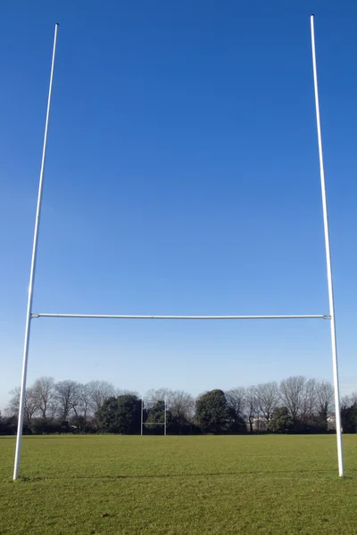Yerel Saha Rugby Goalposts Arkasında Bir Ucundan — Stok fotoğraf
