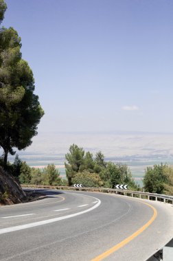 Boş yol yol mavi gökyüzü görünümü.