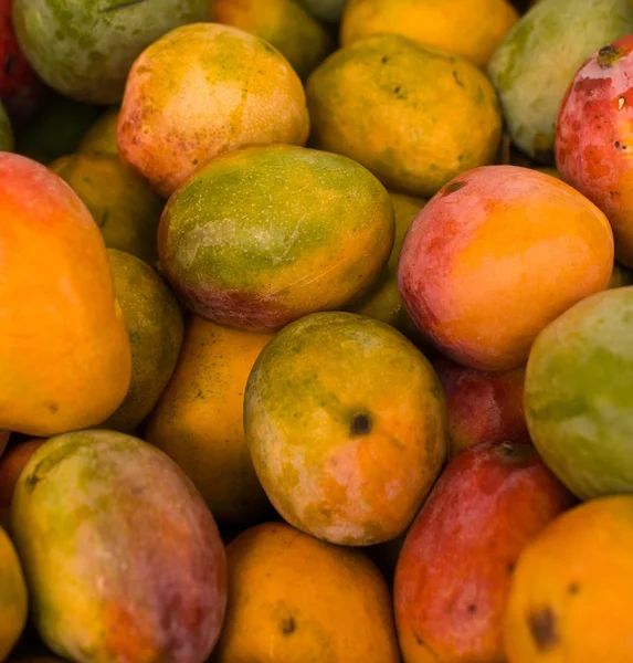 Färska Naturliga Mango Till Bakgrund — Stockfoto