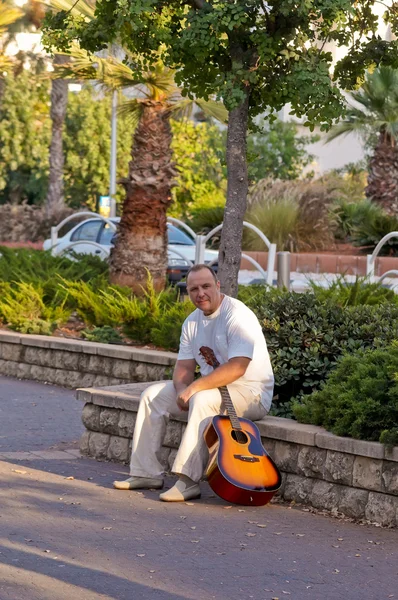 Homem Com Uma Guitarra Parque — Fotografia de Stock