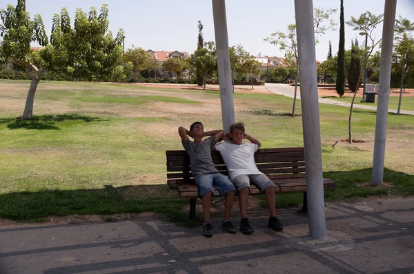 Dois Meninos Relaxam Parque Banco Uma Manhã Ensolarada Verão — Fotografia de Stock