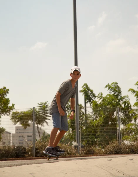 Mladík skateboardingu . — Stock fotografie