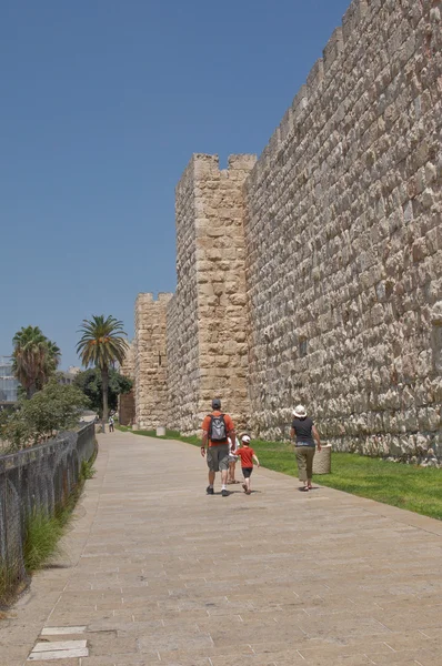 与一些蓝色的天空在耶路撒冷的西墙 — 图库照片