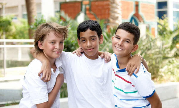 üç farklı ırklar içinde açık yakışıklı çocuk gülümseyen portresi .