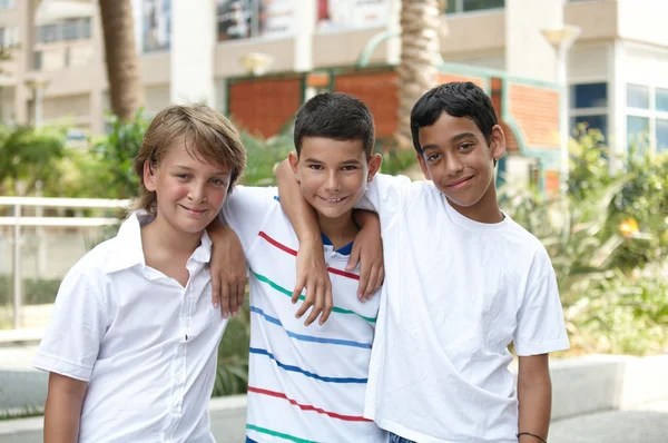 üç farklı ırklar içinde açık yakışıklı çocuk gülümseyen portresi .
