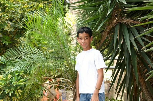 Portret Van Een Glimlachende Jongen Achtergrond Van Tropische Planten — Stockfoto