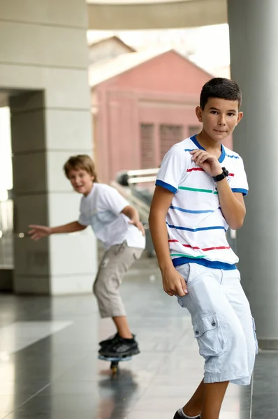 Jongens op een skateboard. — Stockfoto
