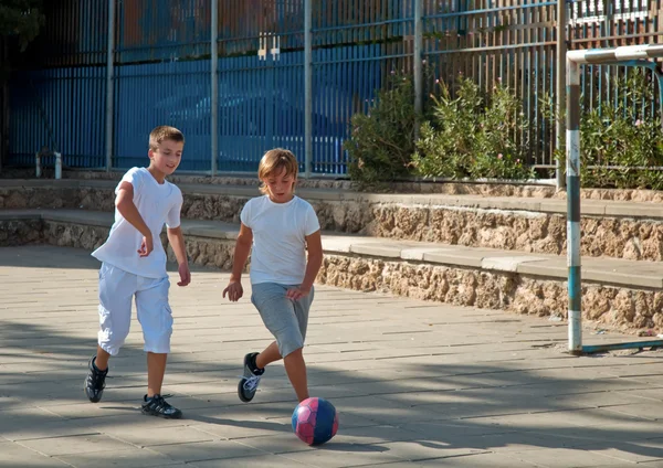 Deux garçons jouant au football . — Photo