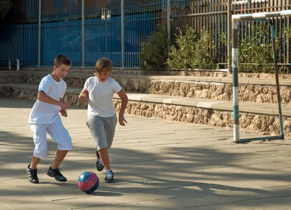 Nastoletni Chłopcy Gry Piłkę Nożną Słoneczny Dzień — Zdjęcie stockowe