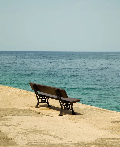靠海的长椅 . — 图库照片
