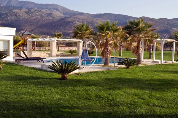 Piscine Chaises Longues Palmiers Dans Une Villa Luxe Crète Grèce — Photo