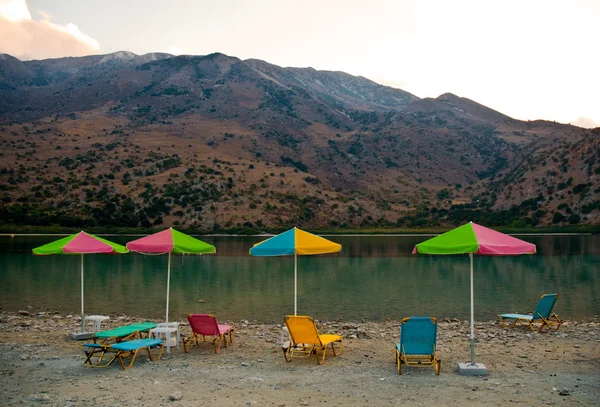 Liegestühle Ufer Des Kournas Sees Beton Griechenland — Stockfoto