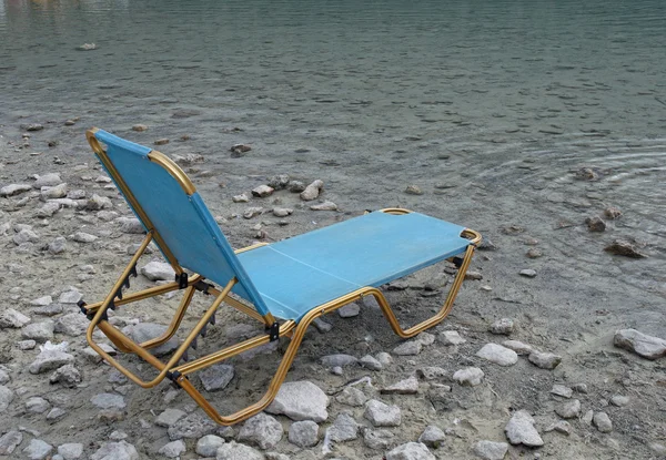 湖の岸に椅子 — ストック写真