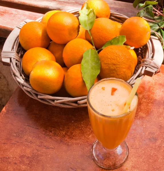 오렌지와 오렌지 주스의 바구니 — 스톡 사진