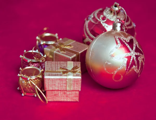 Bolas Natal Variadas Fundo Vermelho — Fotografia de Stock