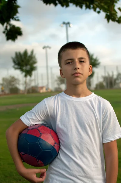 Chlapec s fotbalovým míčem. — Stock fotografie