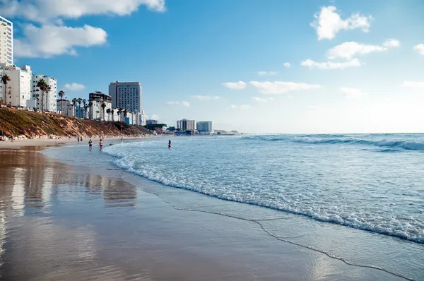 市内のビーチ イスラエル バット Yam Panoramic ビュー ロイヤリティフリーのストック画像