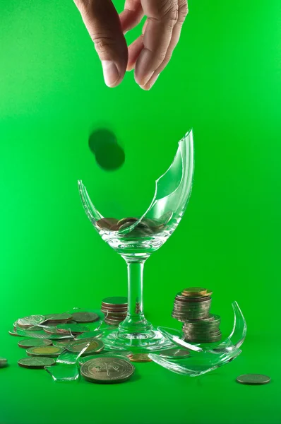 Glasscherben und Münzen — Stockfoto