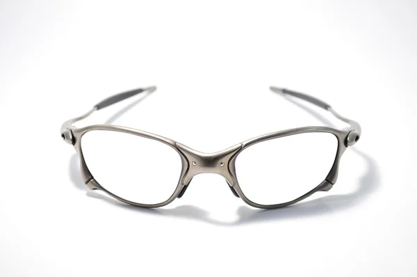 Elegantes gafas de sol sobre fondo blanco — Foto de Stock