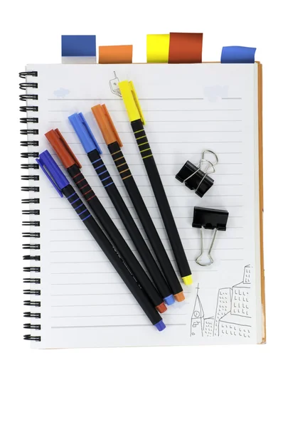 空白のメモと色のペン — ストック写真