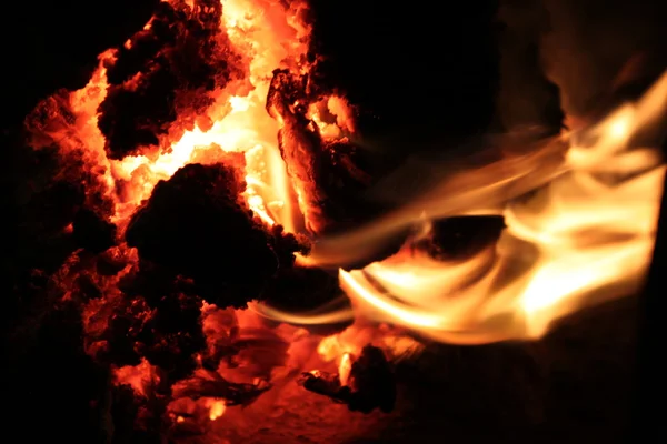 Fuego, leña ardiente y carbón — Foto de Stock