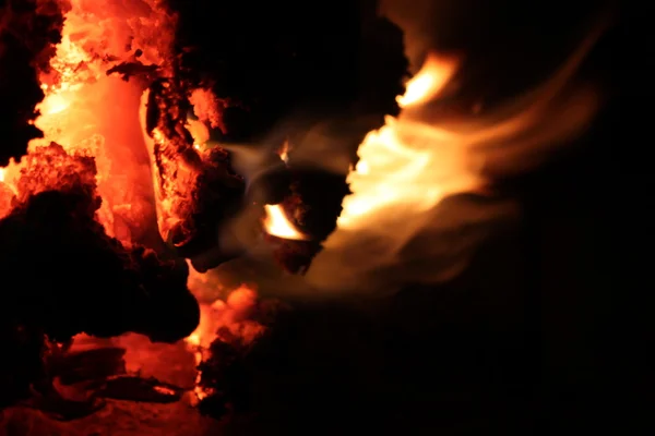 Fuego, leña ardiente y carbón — Foto de Stock
