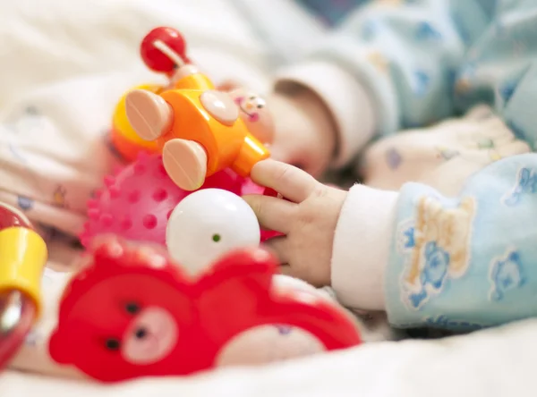 Main avec jouets pour bébés Images De Stock Libres De Droits